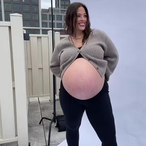 Userin kritisiert Dehnungsstreifen: Ashley Graham wehrt sich