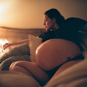 Nackt und rund: Ashley Graham erinnert an Schwangerschaft