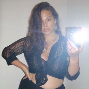 Ungeschönt! Ashley Graham zeigt Bauch mit Dehnungsstreifen