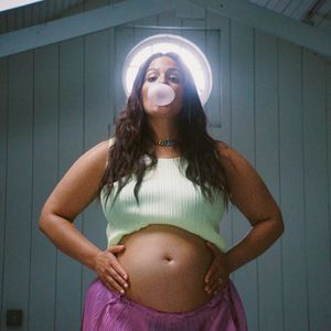 "Platze gleich": Ashley Graham teilt neues Babybauchbild