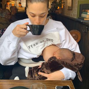 Blanke Brust: Ashley Graham stillt in der Öffentlichkeit