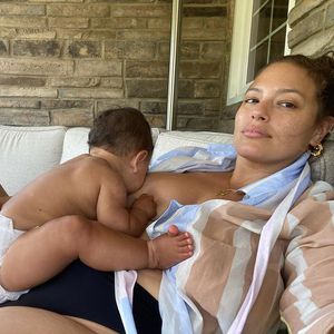 "Schmeckt gut": Ashley Graham trinkt ihre eigene Muttermilch