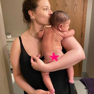 Im Bad: Ashley Graham teilt Nackedei-Foto von Baby Isaac