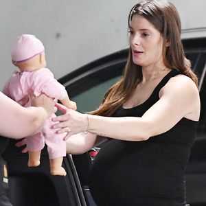 Mit rundem Babybauch: Ashley Greene übt sich schon als Mama