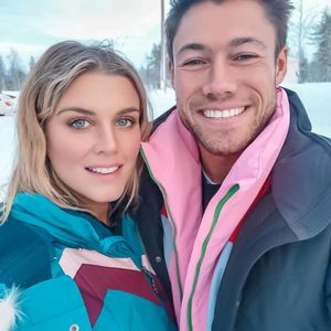 Schwangere Ashley James feiert Einjähriges mit Freund Tom