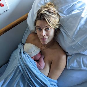 Mit süßem Pic: Neu-Mama Ashley James teilt Geburtsbericht