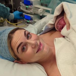 "Positive Geburtsstory": Ashley James über Kaiserschnitt