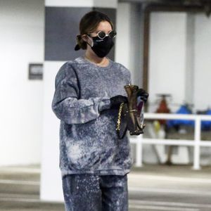 Schwangere Ashley Tisdale flaniert ganz entspannt im Jogger