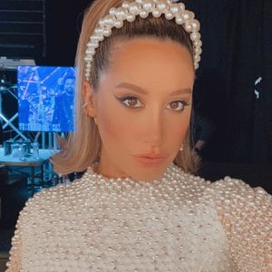 Schwangere Ashley Tisdale punktet im eleganten Perlenkleid