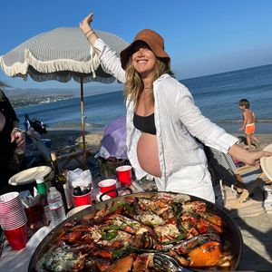 So locker feiert schwangere Ashley Tisdale ihren Geburtstag