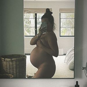 Mit XXL-Babybauch: Ashley Tisdale ruft zur Selbstliebe auf