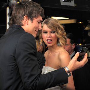 Ashton Kutcher zeigt sich öffentlich als bekennender Swiftie