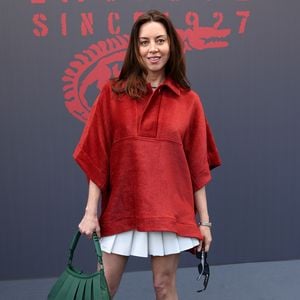 Aubrey Plaza zeigt stolz Babybauch bei "Late Night" mit Seth