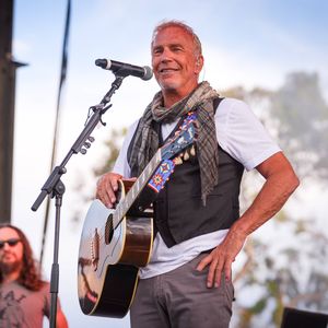 Kevin Costner versammelt zahlreiche Stars zum Benefizkonzert