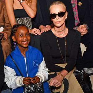 Charlize Theron nimmt Tochter August mit zu einem Event!