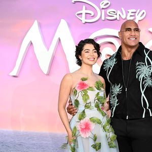 Dwayne Johnson und Auli'i strahlen auf "Vaiana 2"-Premiere