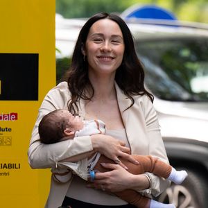 Total happy: Neu-Mama Aurora Ramazzotti mit Baby unterwegs
