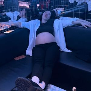 Total erschöpft: Aurora Ramazzotti zeigt ihren XXL-Babybauch
