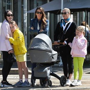 Michelle Hunzikers Familie mit Baby Cesare im Park unterwegs
