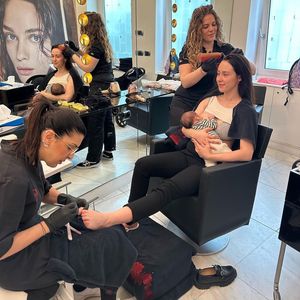 Aurora Ramazzotti stillt ihr Baby während Beautybehandlung!