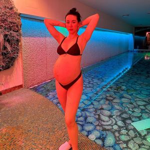 Kurz vor der Entbindung: Aurora Ramazzotti posiert am Pool