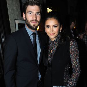 Nina Dobrev zeigt erstmals ihren Austin auf dem Red Carpet