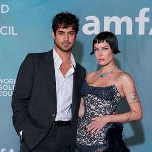 Halsey strahlt mit ihrem Verlobten auf dem Red Carpet