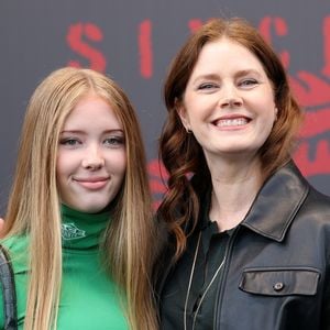 Amy Adams strahlt auf rotem Teppich mit ihrer Tochter Aviana