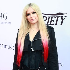 Avril Lavigne klaut Zähne von ihrem Ex in neuem Musikvideo