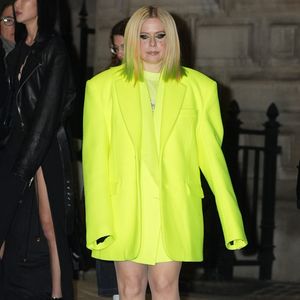 Avril Lavigne ungewohnt knallig bei der Paris Fashion Week