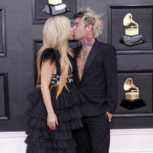 Seltener Anblick: Avril Lavigne turtelt wild auf Red Carpet