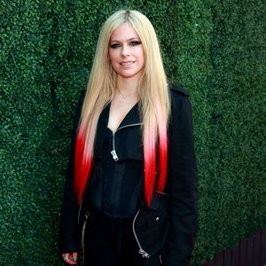 Ist sie etwa verlobt? Avril Lavigne mit Klunker erwischt