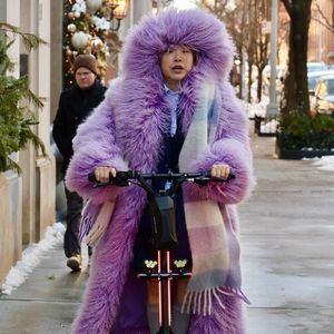 Awkwafina zeigt sich am Filmset in außergewöhnlichem Look
