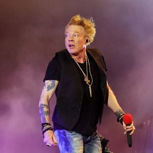 Mikro geworfen: Guns-N'-Roses-Fan während Konzert verletzt!