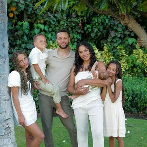 Ayesha Curry freut sich auf magische Feiertage mit vier Kids
