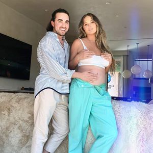 Scherzkeks: Chrissy Teigen teilt lustiges Babybauch-Update