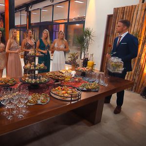 Peinlich? Diese Girls halten Bachelor Sebastian für Personal