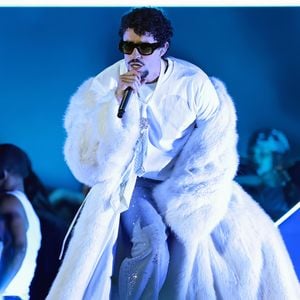Zu viel gehoppelt: Bad Bunny verletzt sich bei Show am Knie