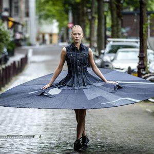 XXXL-Tutu: Diese Ballerina hält sich an jede Abstandsregel!