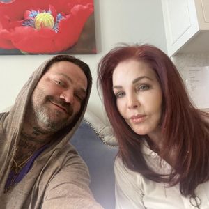 Sind sie Freunde? Bam Margera hängt mit Priscilla Presley ab