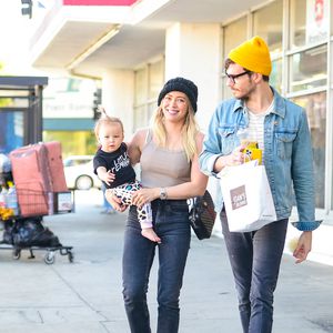 Hier strahlen Hilary Duff, Matthew und Banks um die Wette