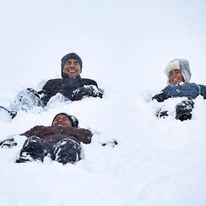 Verspielt im Schnee: Coole Valentinsgrüße von den Obamas