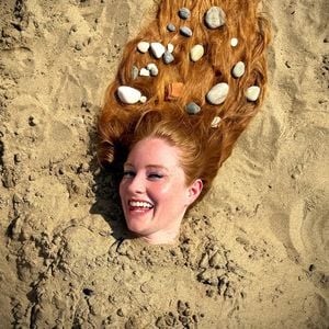 Lustiger Urlaub: Barbara Meiers Kids verbuddeln sie im Sand