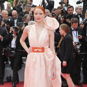 In Cannes: Barbara Meier struggelt mit Mega-Bein-Schlitz