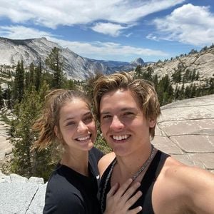 Zwei Jahre Liebe: Süßes Selfie von Dylan Sprouse und Barbara