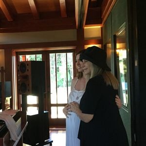 Barbra Streisand feiert Anne Hathaways Schwangerschaft