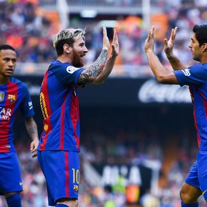 Schmerzhafter Sieg: Fan wirft Flasche auf Barca-Star Neymar
