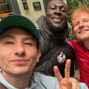 Gruppen-Selfie: Barry Keoghan hängt mit diesen Musikern ab!