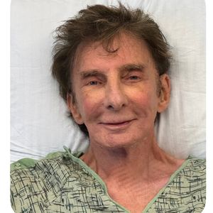 Nach Krebs-Operation: Barry Manilow bangt um seine Stimme