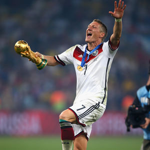 Nanu? Schweinsteiger seriös mit Brille und Anzug